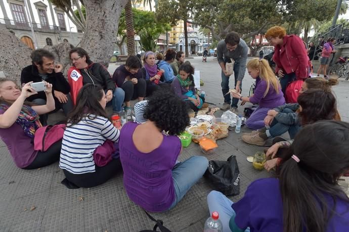 08-03-2019 LAS PALMAS DE GRAN CANARIA. Almuerzo, siesta y micrófono abierto feminista, en el parque de San Telmo. Fotógrafo: ANDRES CRUZ