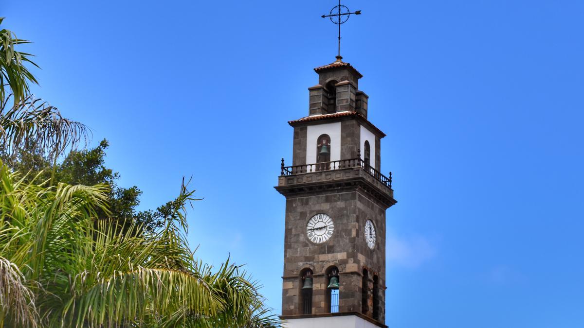 La torre de una iglesia de Tenerife en un día soleado.