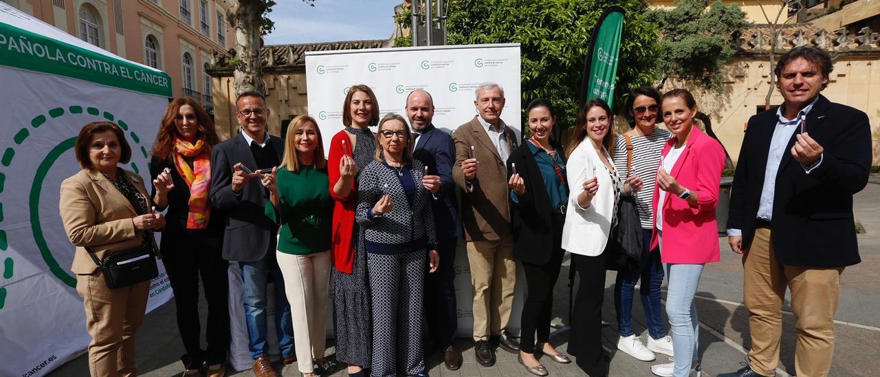 Autoridades y representantes de la AECC, en la presentación este viernes de la campaña 'Mueve el culo' para concienciar contra el cáncer, entre ellos el de colon.