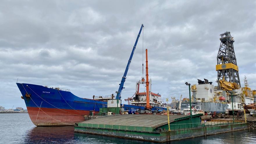 El Puerto de La Luz centraliza el servicio de control y mantenimiento de buques abandonados
