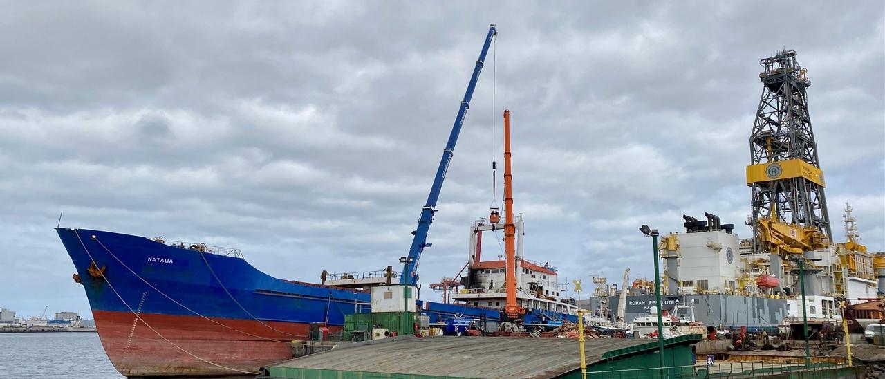 El buque Natalia, en la rampa de desguace de la planta de reciclaje de embarcaciones del muelle Reina Sofía.