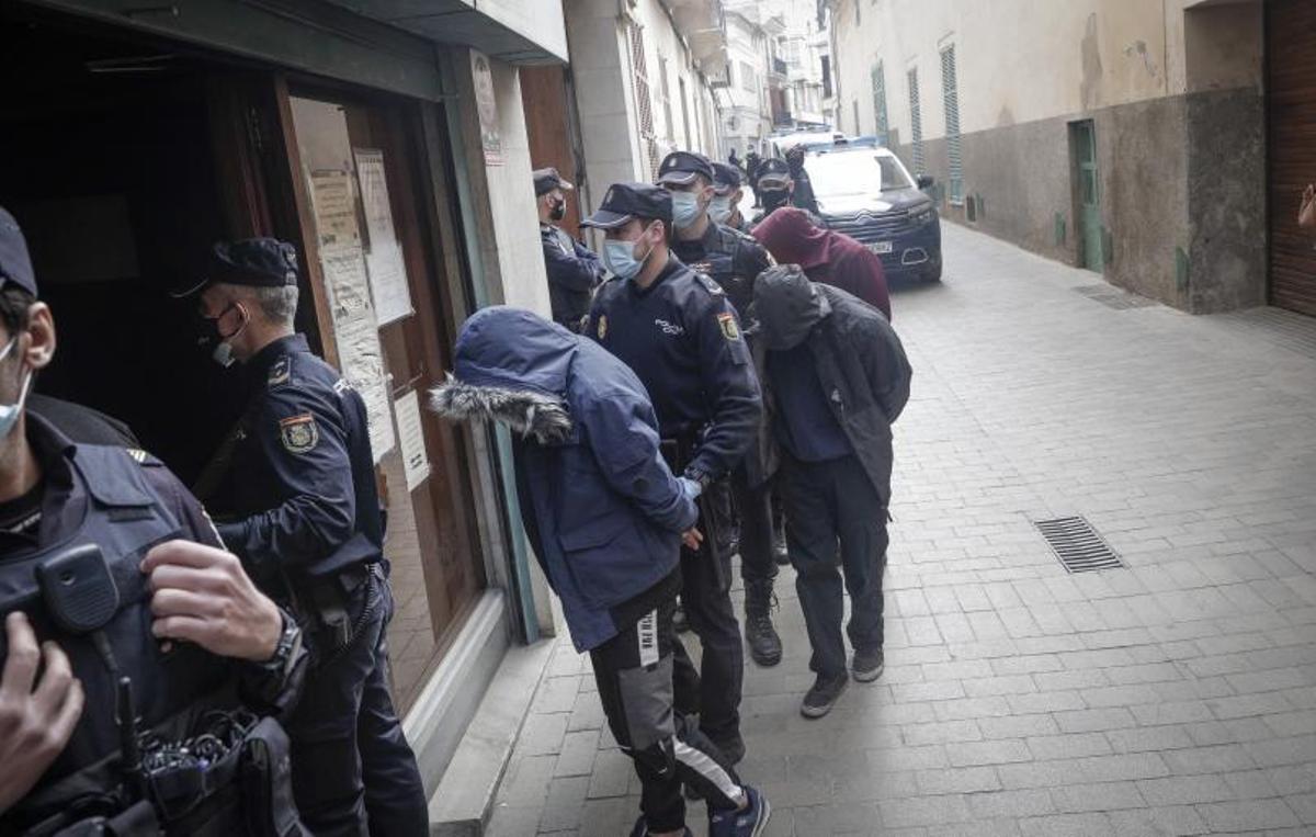 Los siete acusados, al ser puestos a disposición judicial en el juzgado de Manacor.