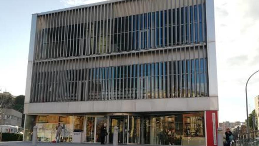 L&#039;actual biblioteca Carles Fages de Climent, a la plaça del Sol.