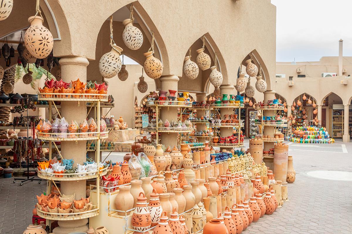 Cerámica y artesanía en un zoco omaní, una imagen del pulso comercial y tradicional que acompaña el viaje por el país.
