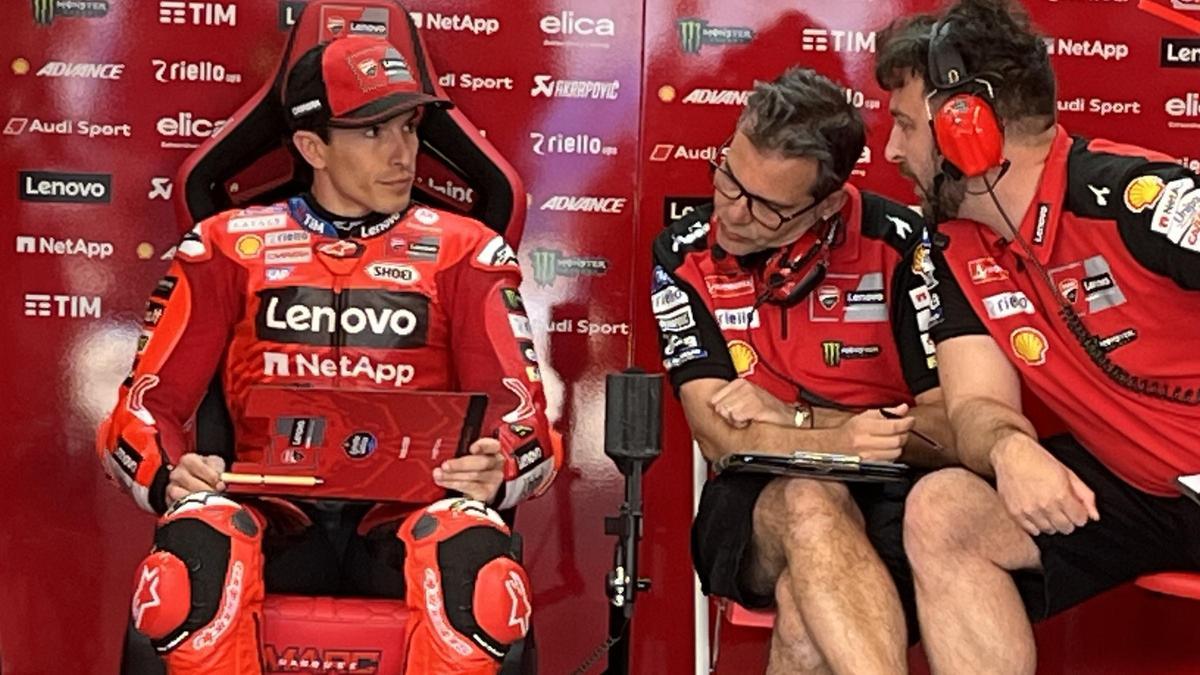 Marc Márquez prepara su entrenamiento de hoy, en Le Mans, con sus ingenieros.