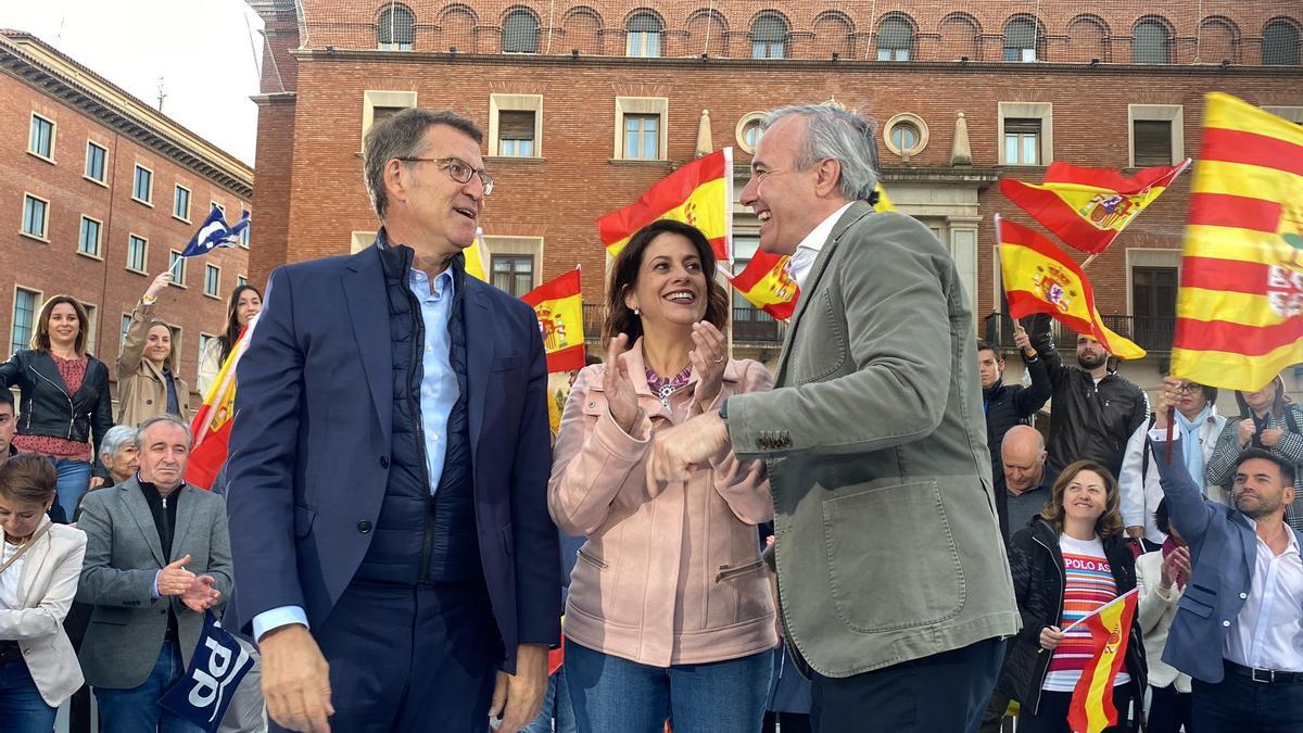 Feijóo, Buj y Azcón, al concluir un mitin en Teruel.