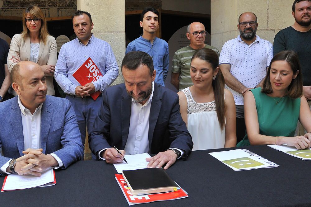 PSOE y Compromís sellan el pacto de gobierno de Elche en el claustro de San José