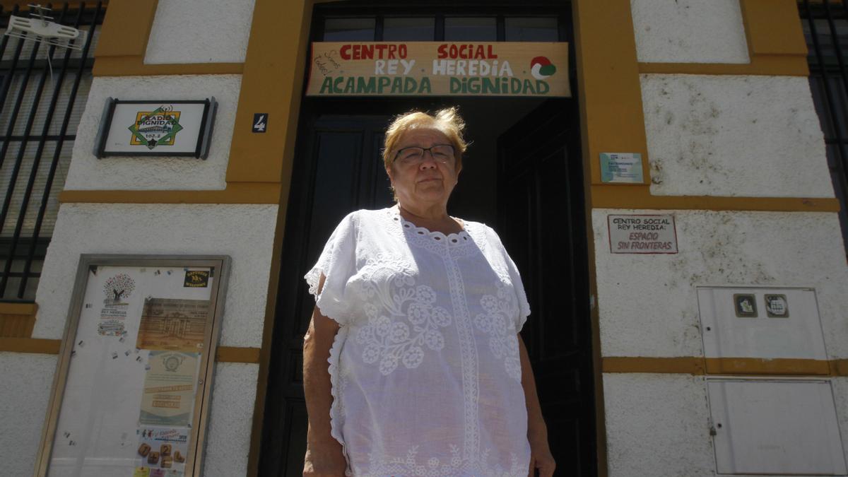 Carmen Ceballos, presidenta de TT Córdoba, en la puerta del centro social Rey Heredia.
