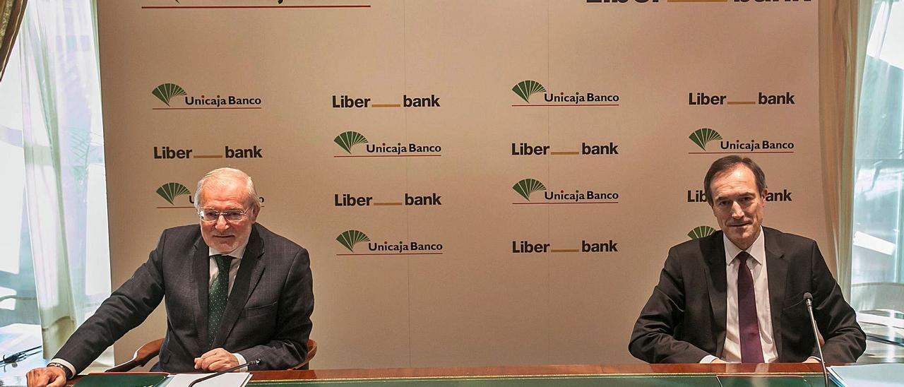 Por la izquierda, Manuel Azuaga y Manuel Menéndez, que serán presidente y consejero delegado de Unicaja Banco.