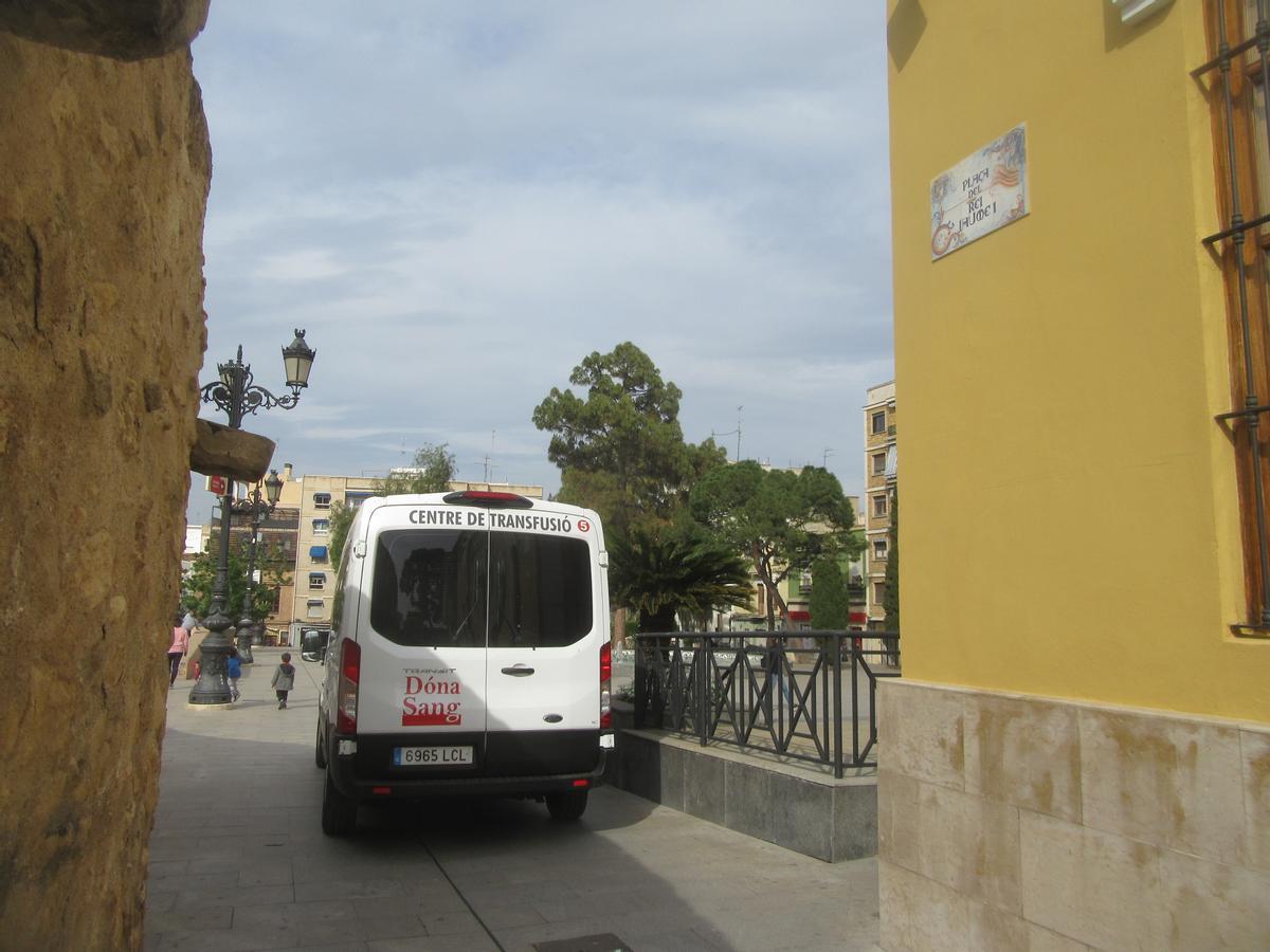 Vehículo sanitario estacionado entre los Silos y el Ayuntamiento de Burjassot.