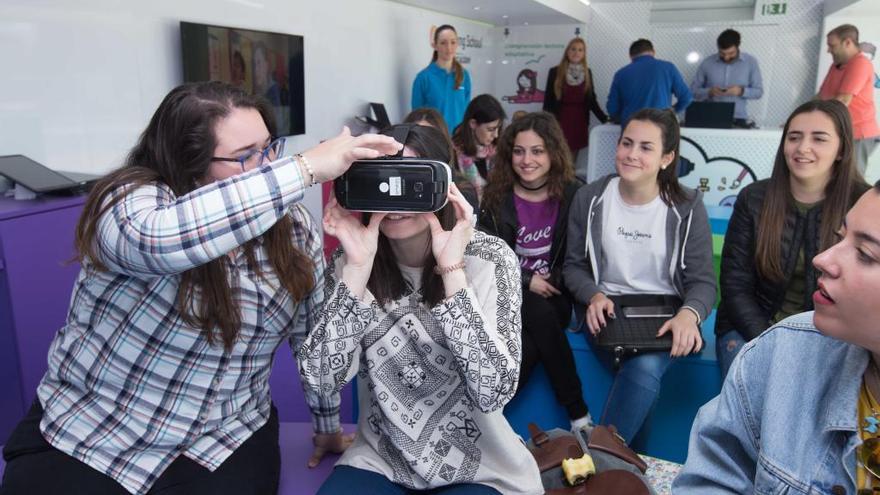 Estudiantes de la facultad de Ciencias de la Educación de la Universidad de Alicante prueban algunos de los dispositivos de Samsung en su autobús móvil.