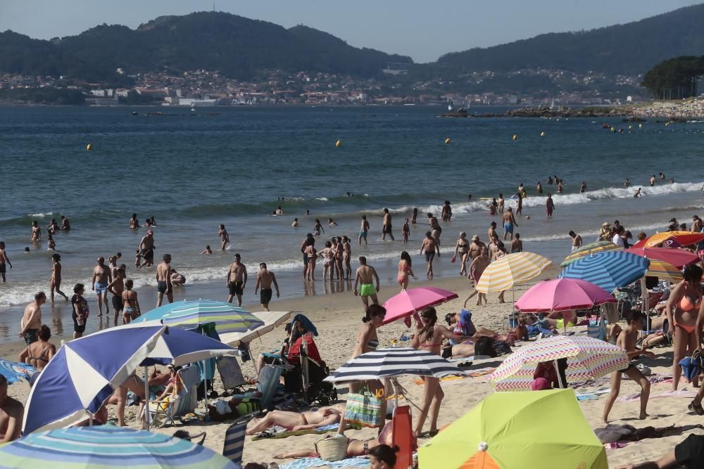 El día más caluroso de lo que va de verano inundó los arenales de las Rías Baixas