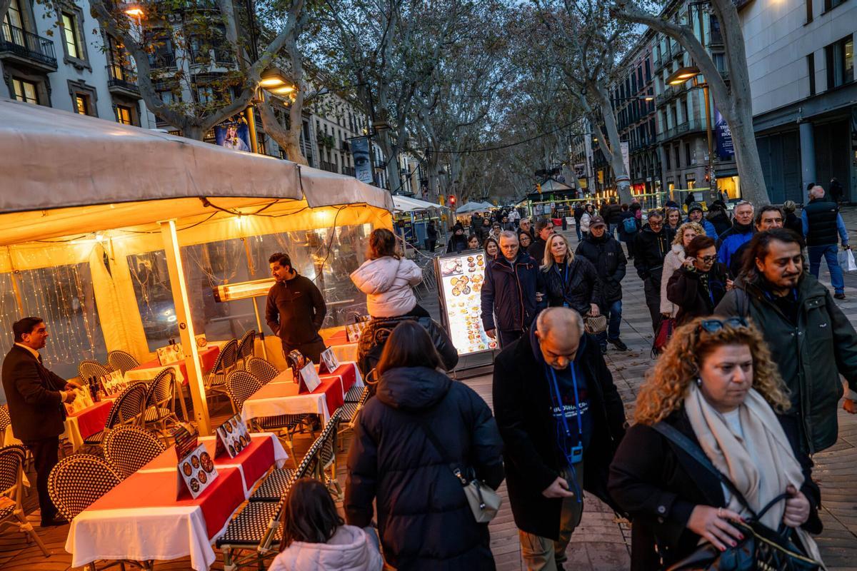 La Rambla ganará un 33% de espacio peatonal en el tramo central tras reubicar sus terrazas
