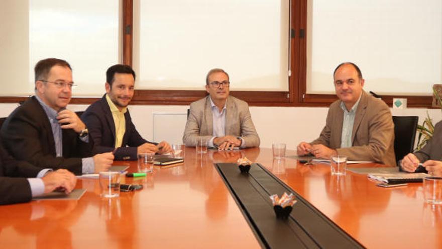 Los alcaldes y el presidente del Consell reunidos esta mañana.