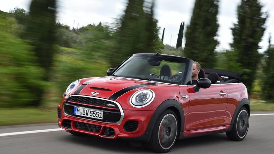 El MINI John Cooper Works Cabrio se diferencia, entre otros detalles, por los paragolpes que incluyen grandes tomas de aire en el frontal y las llantas con frenos Brembo que pueden ser de hasta 18 pulgadas