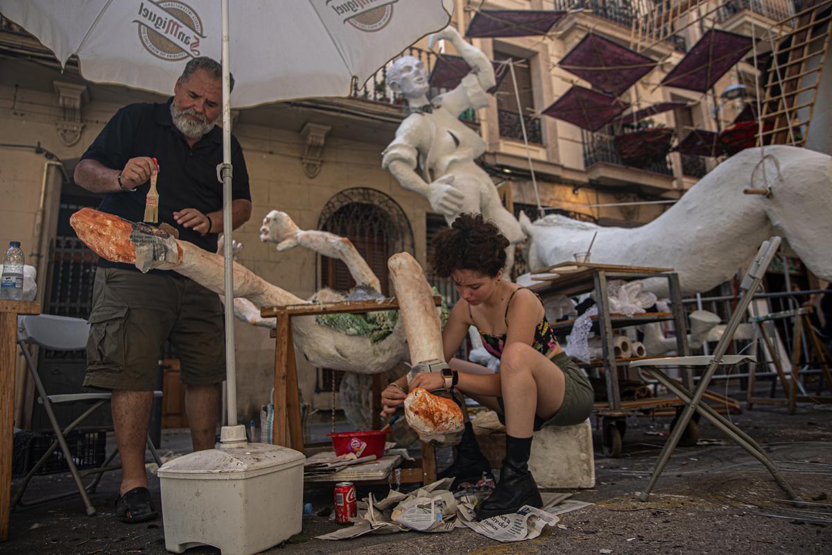 Jóvenes y mayores colaboran en los preparativos de las fiestas de Gràcia.