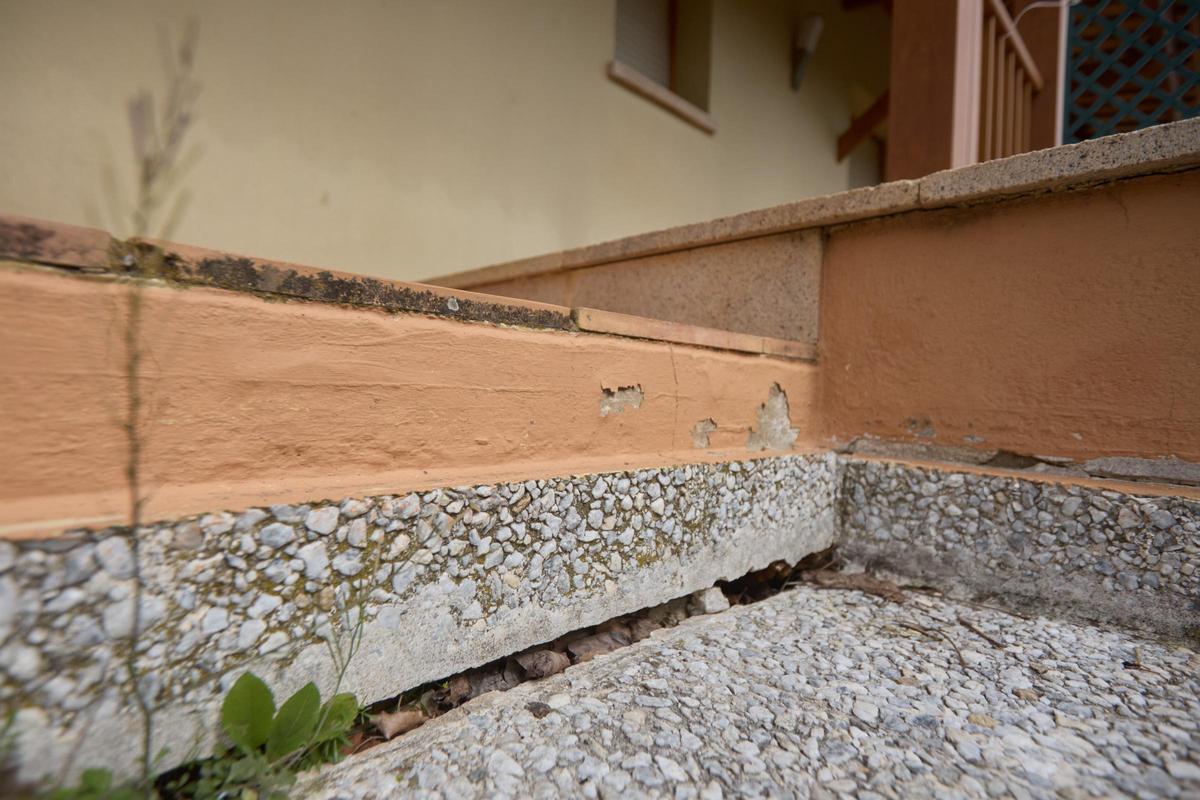 Les fotos dels desperfectes en una casa per les obres de la variant d'Anglès