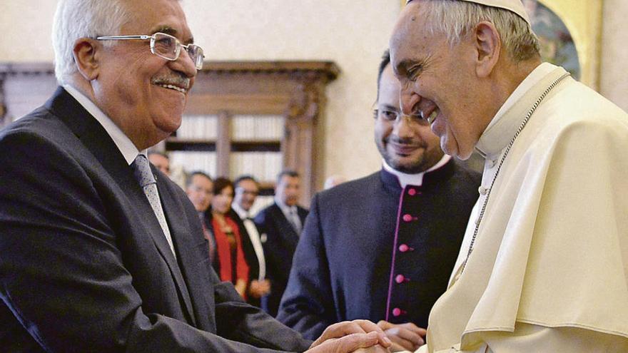 Mahmud Abbas, a la izquierda, y Francisco se saludan en el Vaticano. // Efe