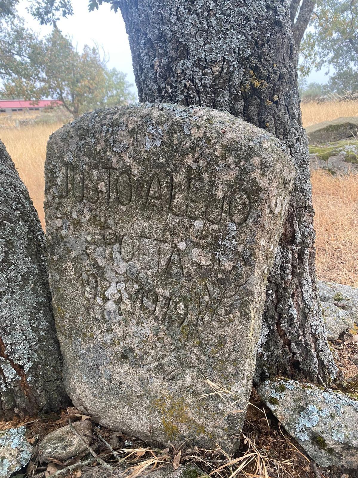 La piedra que señala el lugar en el campo  de Formariz de Sayago donde fueron arrojadas las cenizas del poeta