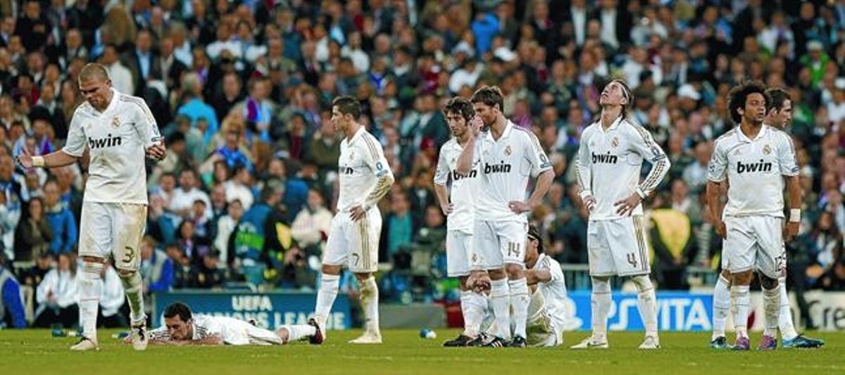 Els jugadors del Madrid es lamenten sobre la gespa al quedar eliminats.
