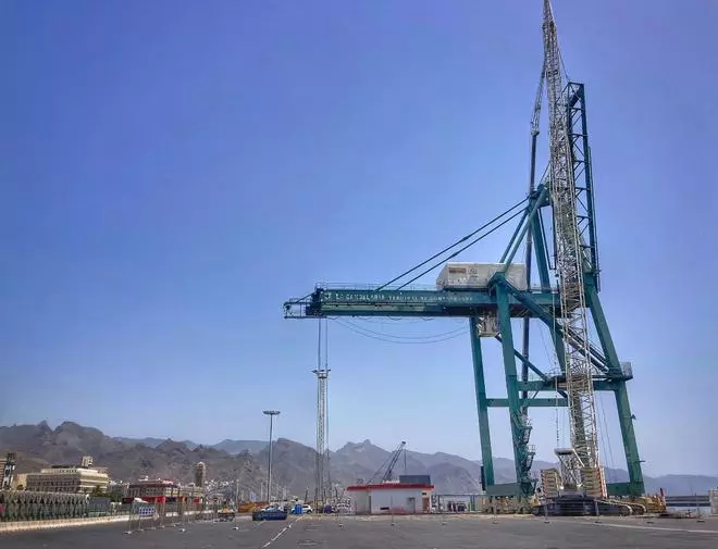 Retirada de una grúa gigante en el Puerto de Santa Cruz