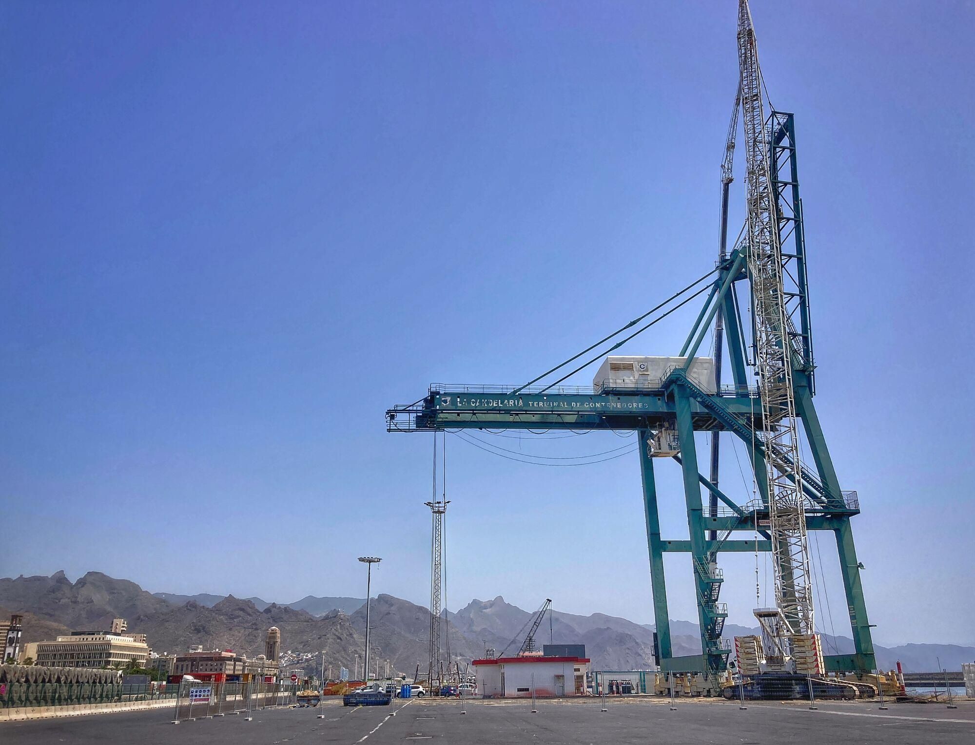 Retirada de una grúa que llevaba 30 años en el Puerto de Santa Cruz de Tenerife. 