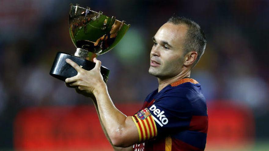 Iniesta levanta el Trofeo Joan Gamper