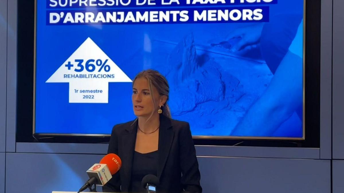 La regidora Carlota Carner presentant el resultat dels incentius per a la rehabilitació d’habitatges | AJ IGUALADA