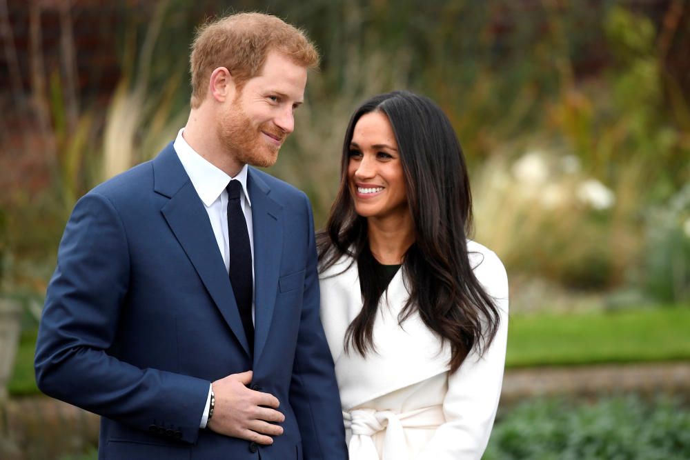 El príncipe Enrique de Inglaterra y Meghan Markle anuncian su compromiso