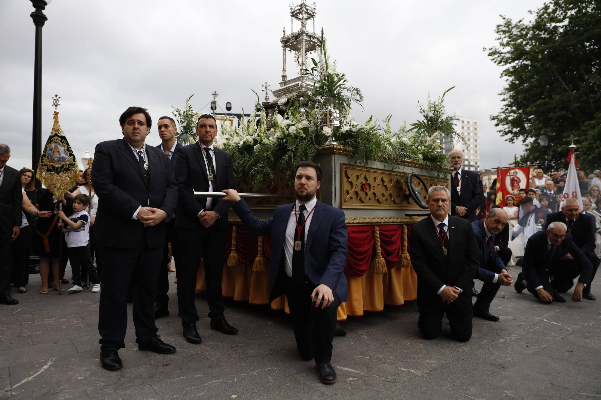 Pétalos, incienso, niños... así fue la procesión del Corpus Christi en Gijón (en imágenes)