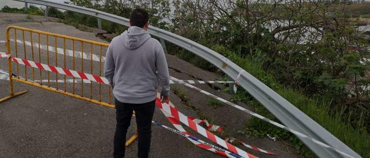 Un joven ayer en el mirador de La Formiga, precintado por el hundimiento.