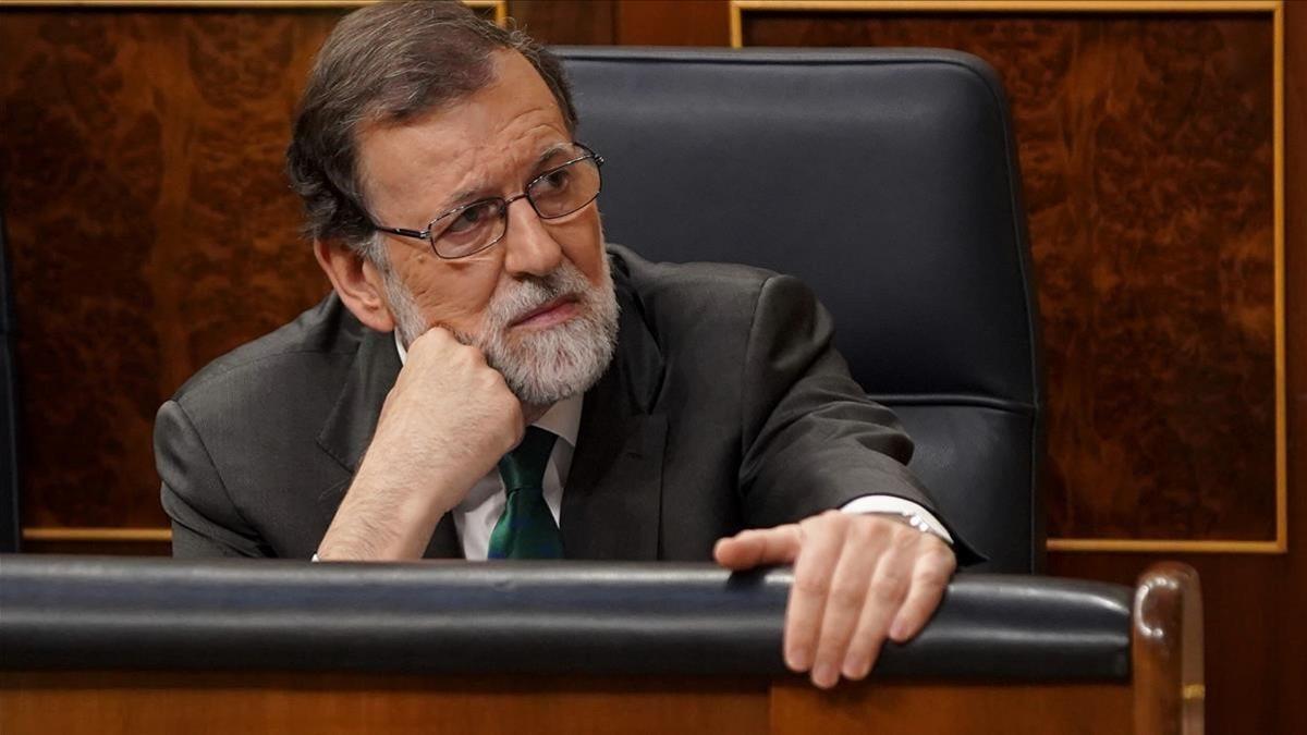 Mariano Rajoy escuchando la intervención de Ábalos.