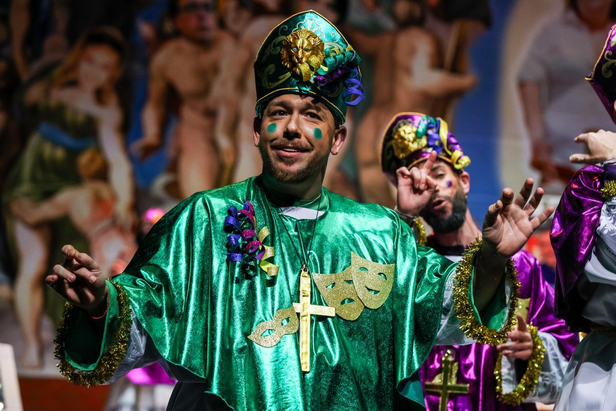 La murga de los Leones, con su propuesta 'Mira si tenemos fe, que lo intentamos otra vez', en la segunda preliminar del COAC del Carnaval