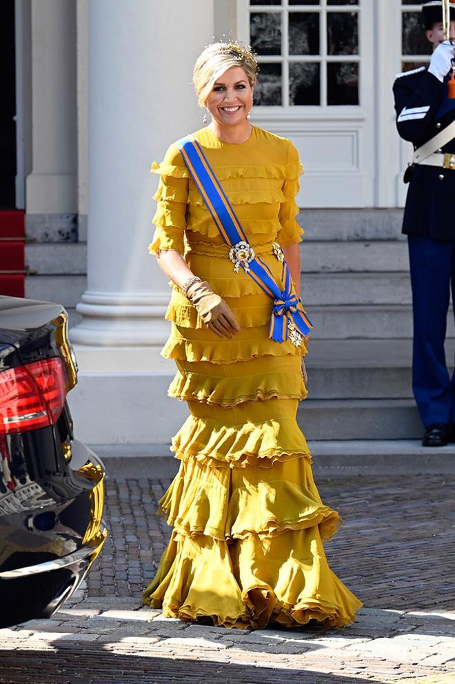 Maxima de Holanda con vestido de volantes color mostaza