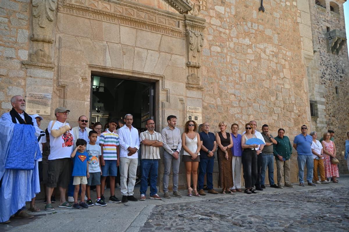 Minuto de silencio ante la sede de la Diputación de Cáceres en memoria de los fallecidos en Los Gallardos.
