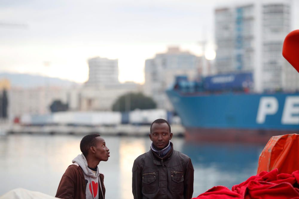 Los 54 inmigrantes rescatados en una patera en el mar de Alborán han llegado al puerto de Málaga sobre las 17h.