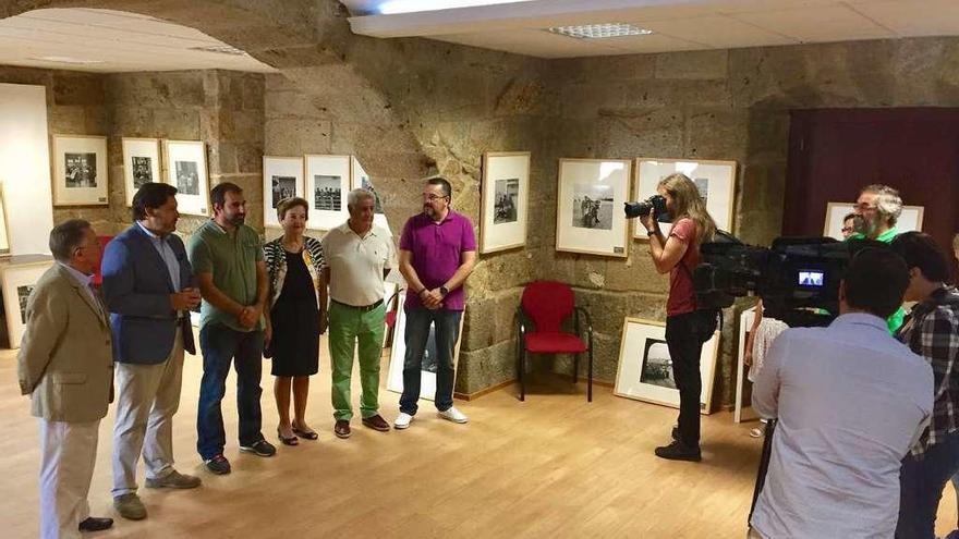 Inauguración de la muestra &quot;Os adeuses, fotografías de Alberto Martí&quot; en Celanova. // FdV