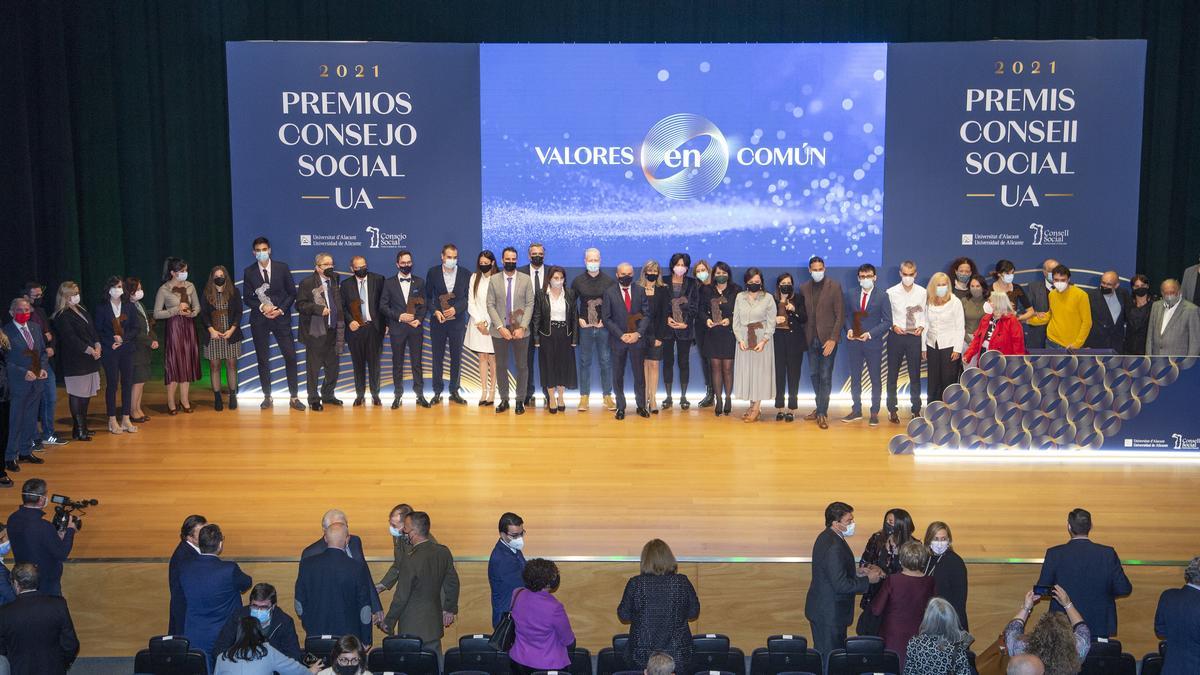 Foto de familia de los premios del Consejo Social de la Universidad de Alicante en 2021