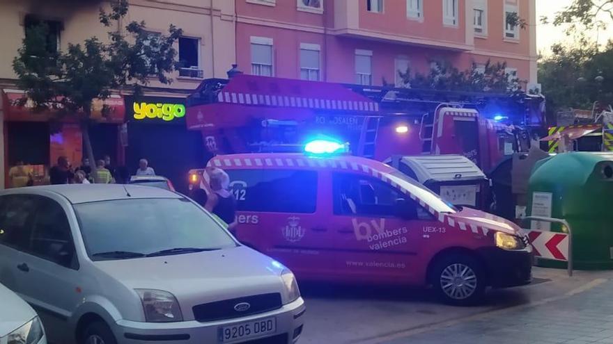 Seis intoxicados en un incendio causado con velas en un piso con tres niños solos