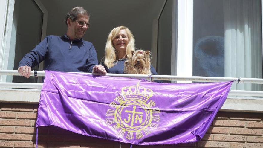 Francisco Pagán, en su balcón, con su esposa, su mascota y su bandera.