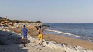 Falta de arena en las playas de Montgat y de Badalona. Playa de la Barca Maria (Badalona) donde una borrasca causó desperfectos en el paseo marítimo el pasado mes de enero