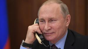 El presidente ruso, Vladímir Putin, hablando por teléfono.