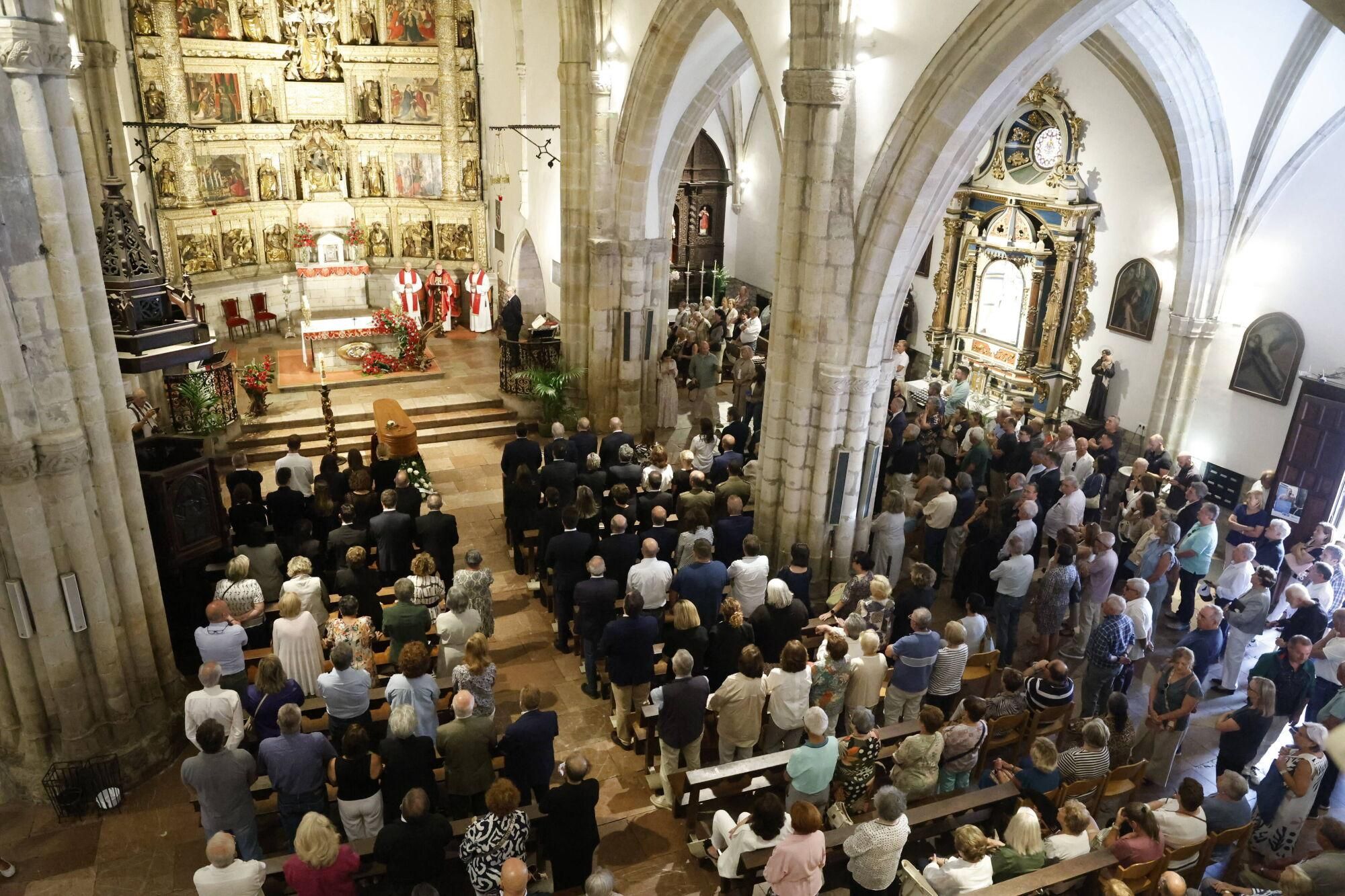 Las imágenes del funeral de Antonio Trevín en la basílica de Llanes.