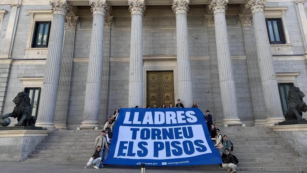 La polémica pancarta sobre Les Naus llega a las puertas del Congreso