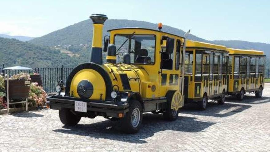 El tren recorre la Ribeira Sacra para disfrutar sus vistas.