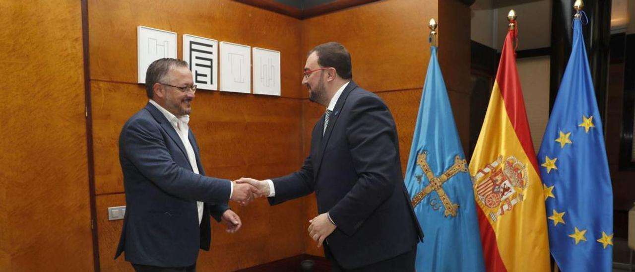 Adrián Barbón, saluda al presidente de la CAC, Joel García, ayer, en la sede de la Presidencia del Principado. | A. Á.