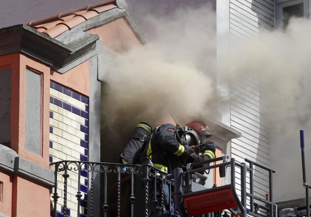 Incendio en un edificio de la calle Los Moros en Gijón