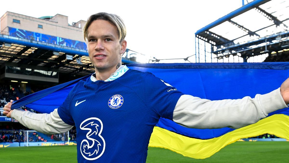 Mudryk, en su presentación como jugador del Chelsea en Stamford Bridge con la bandera de Ucrania