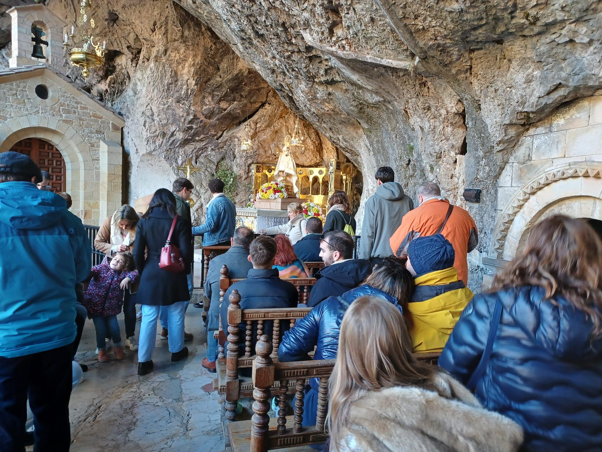 Leones de Papa, jardines de Príncipe y camposanto secreto, las mil y una curiosidades de Covadonga