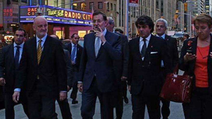 Rajoy, paseando por Nueva York fumando un puro.